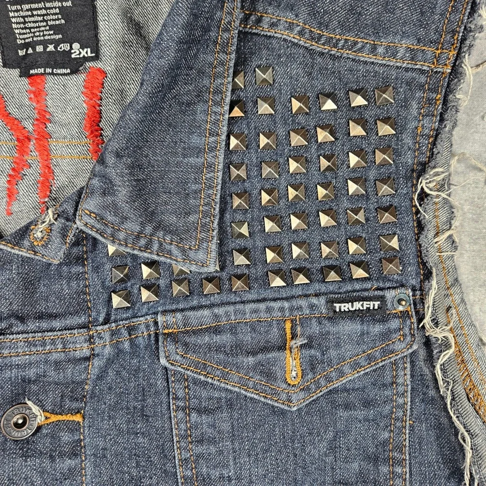 Trukfit Mens 2XL Studded Denim Vest Dark Wash Skateboarder Graphic Back Print - Picture 3 of 5